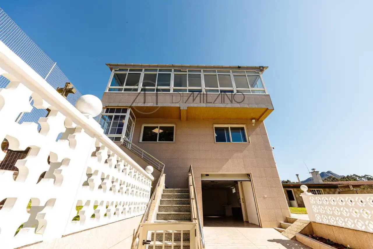 Vista exterior de Casa o chalet en venta en Vigo  con Calefacción, Jardín privado y Parquet