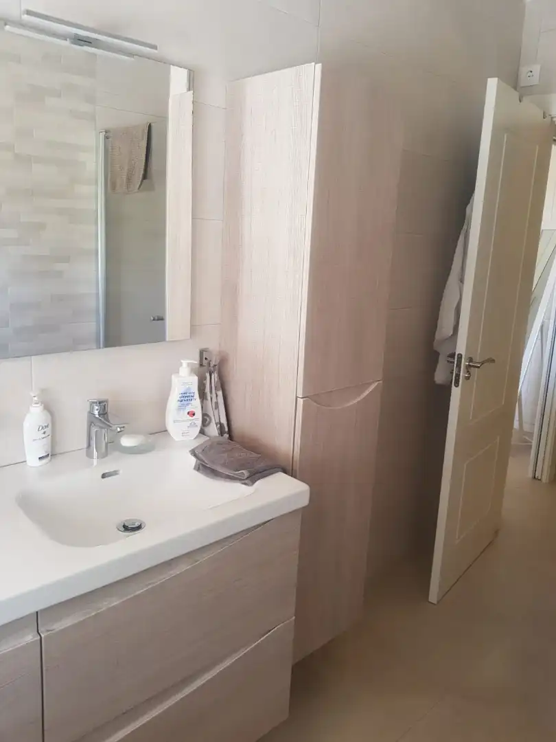 Badezimmer von Einfamilien-Reihenhaus zum Verkauf in Nerja mit Klimaanlage, Heizung und Terrasse