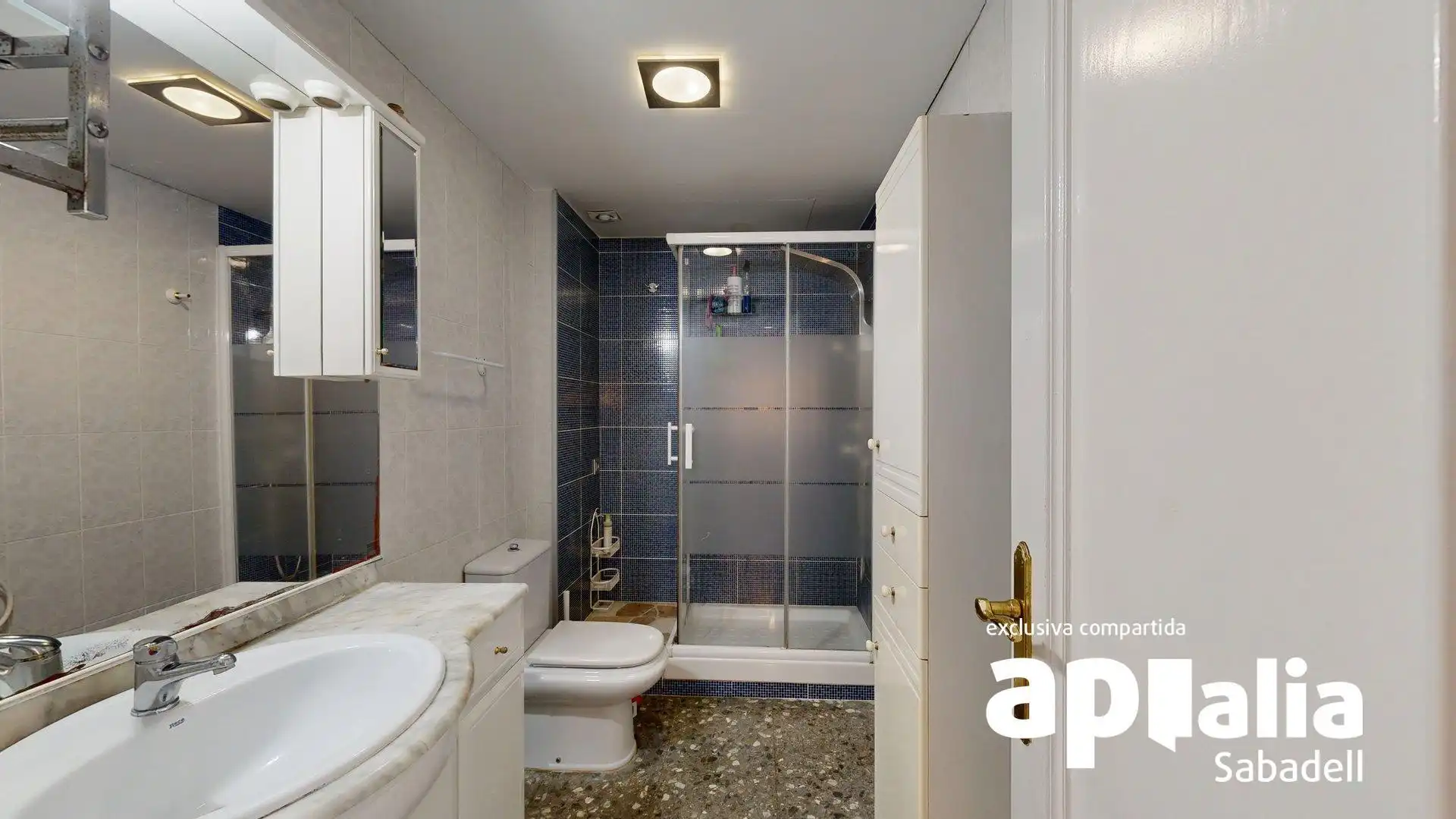 Baño de Casa adosada en venta en Barberà del Vallès con Calefacción, Terraza y Balcón