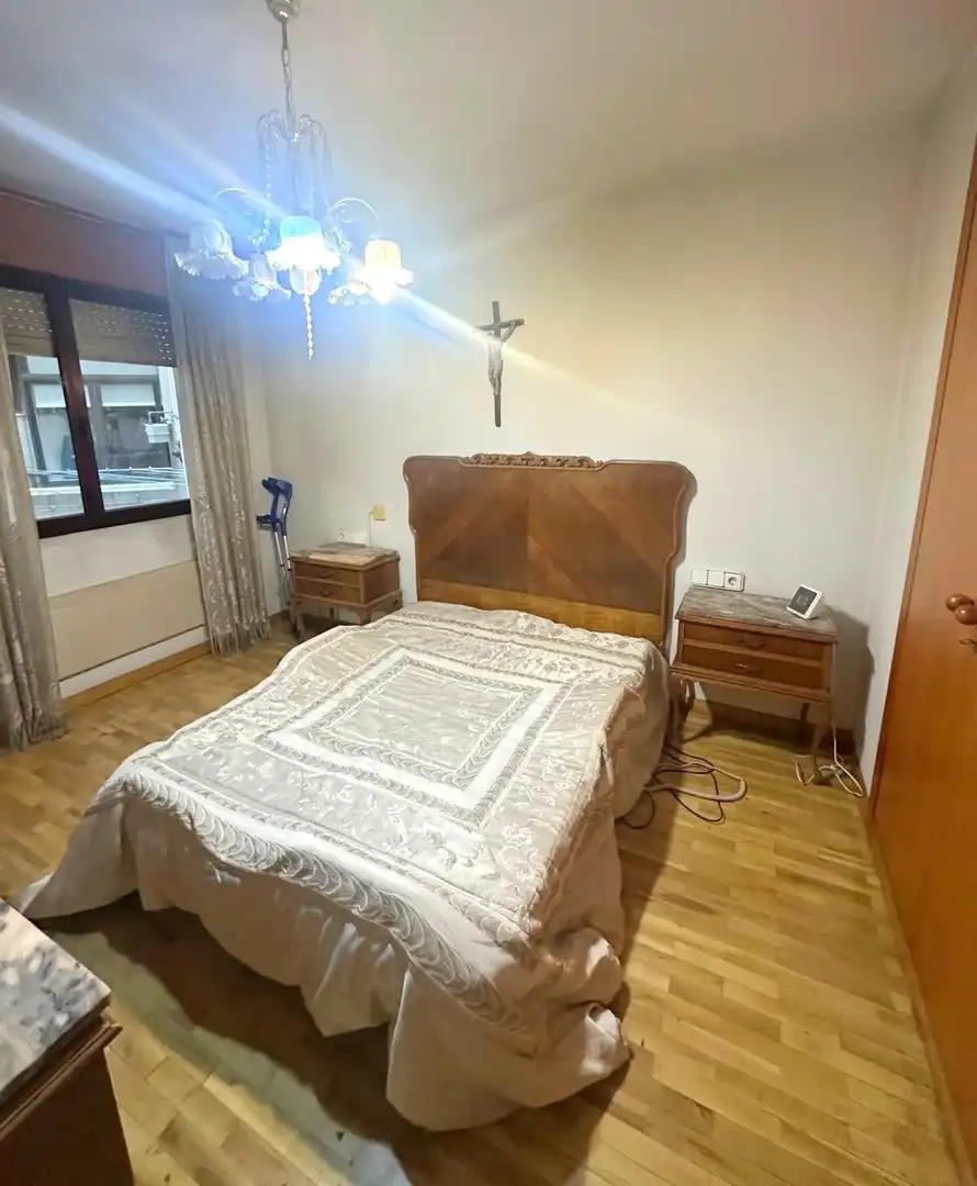 Dormitori de Pis en venda en León Capital  amb Calefacció, Parquet i Terrassa