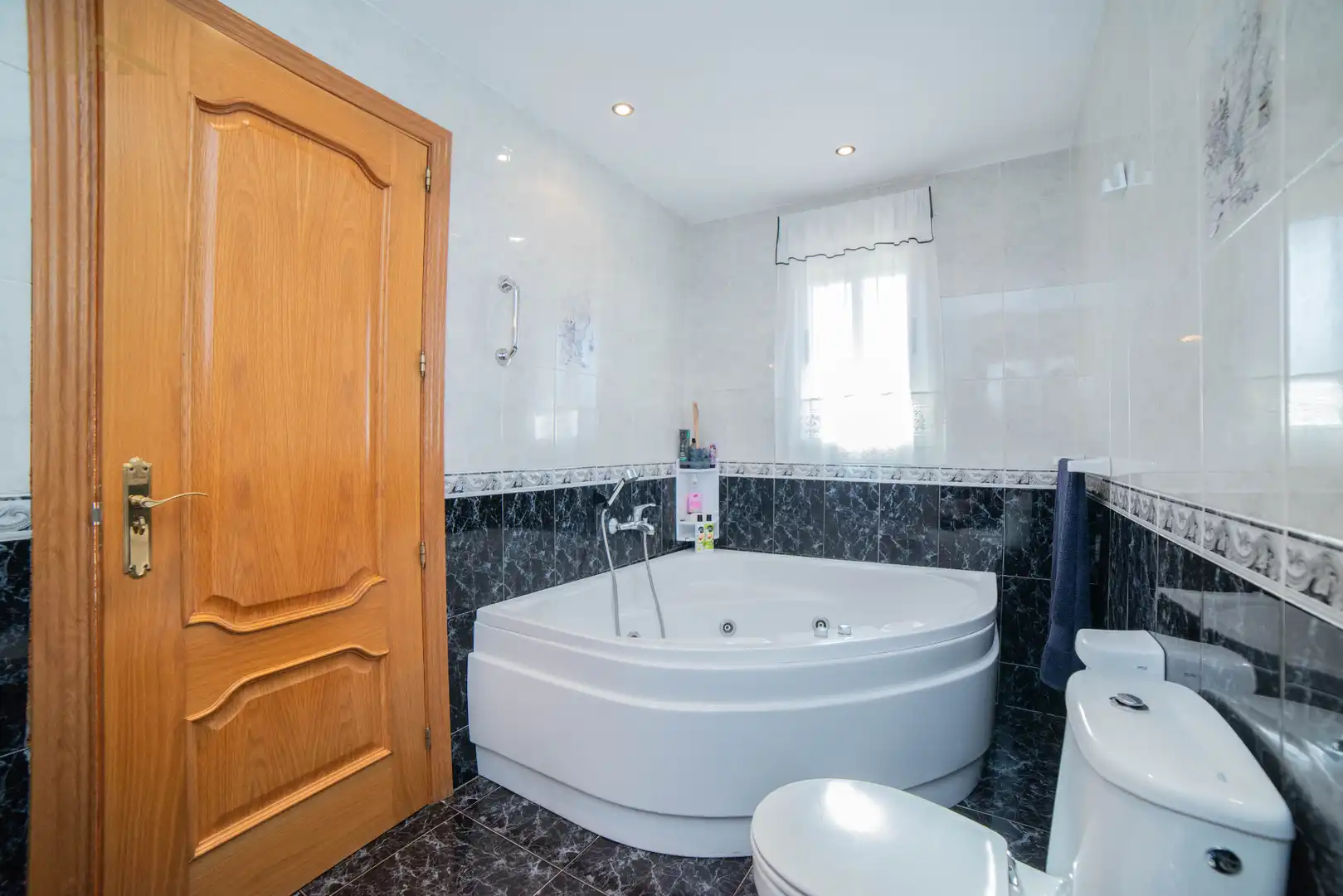 Badezimmer von Haus oder Chalet zum Verkauf in Méntrida mit Klimaanlage, Heizung und Privatgarten