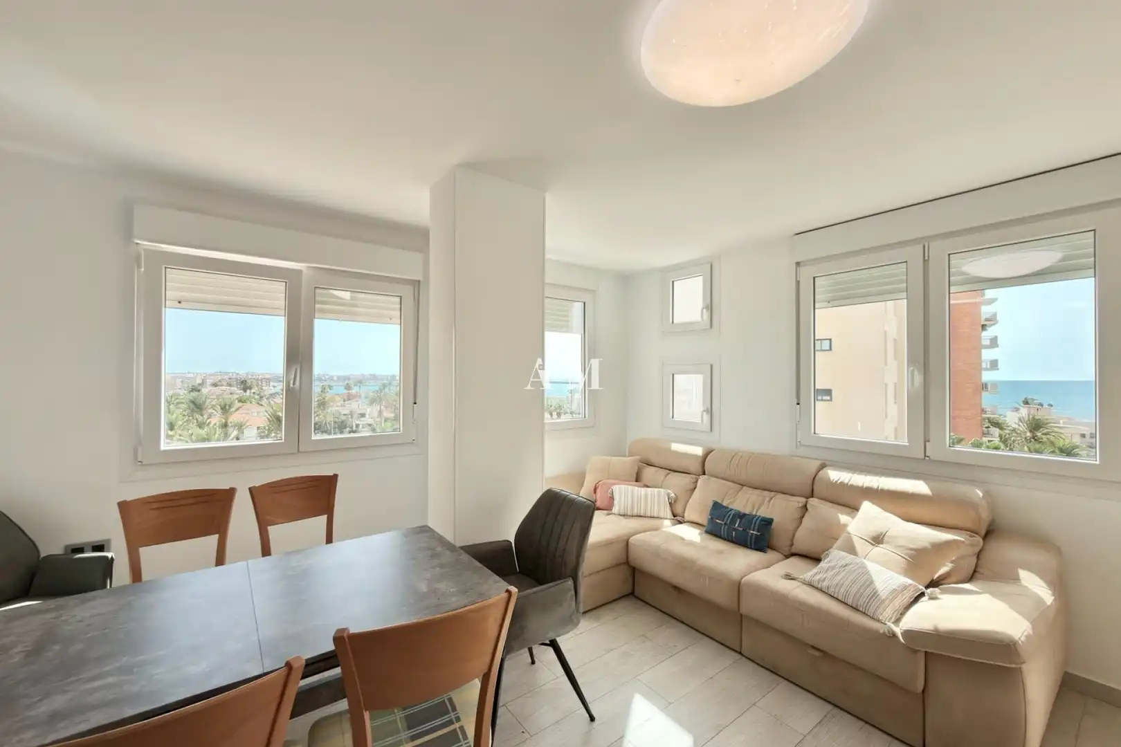 Sala d'estar de Pis de lloguer en Torrevieja amb Terrassa, Piscina i Moblat