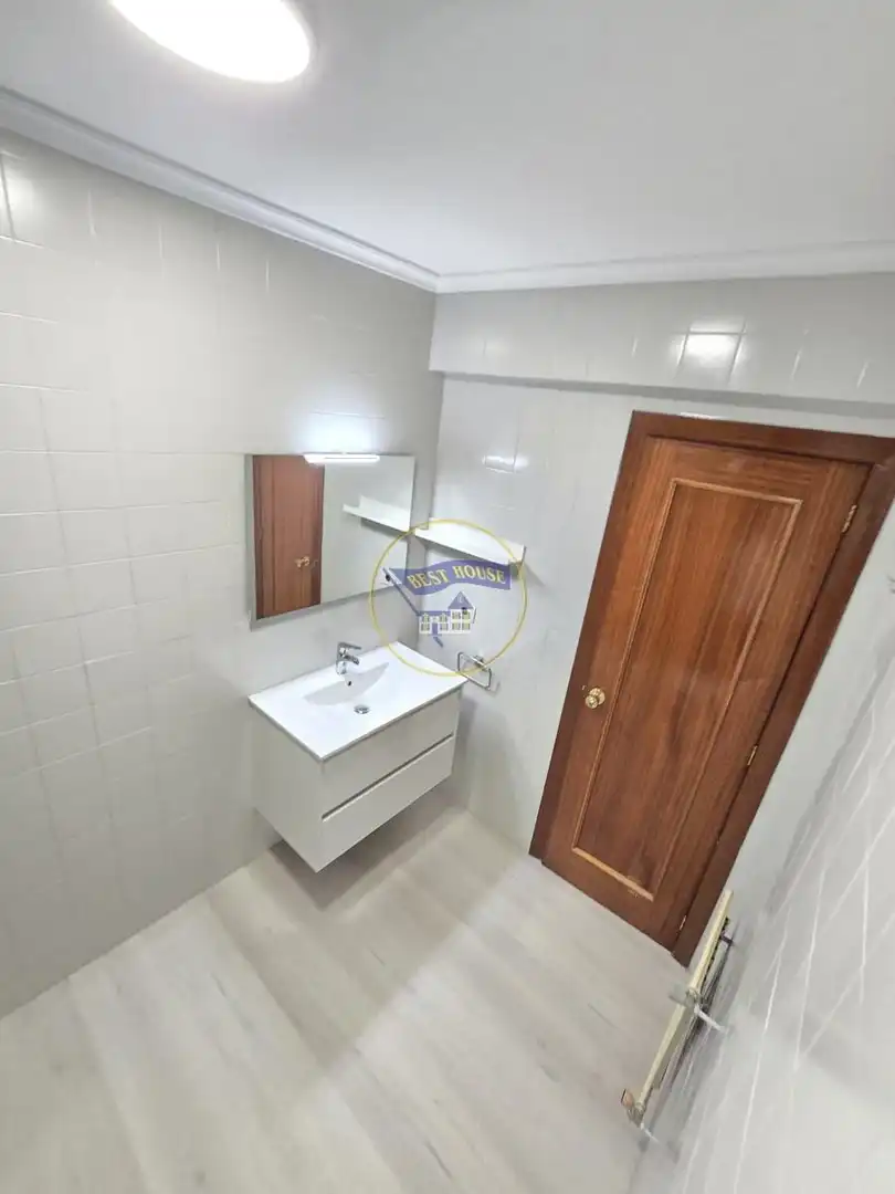Baño de Piso en venta en Vigo  con Calefacción, Parquet y Terraza