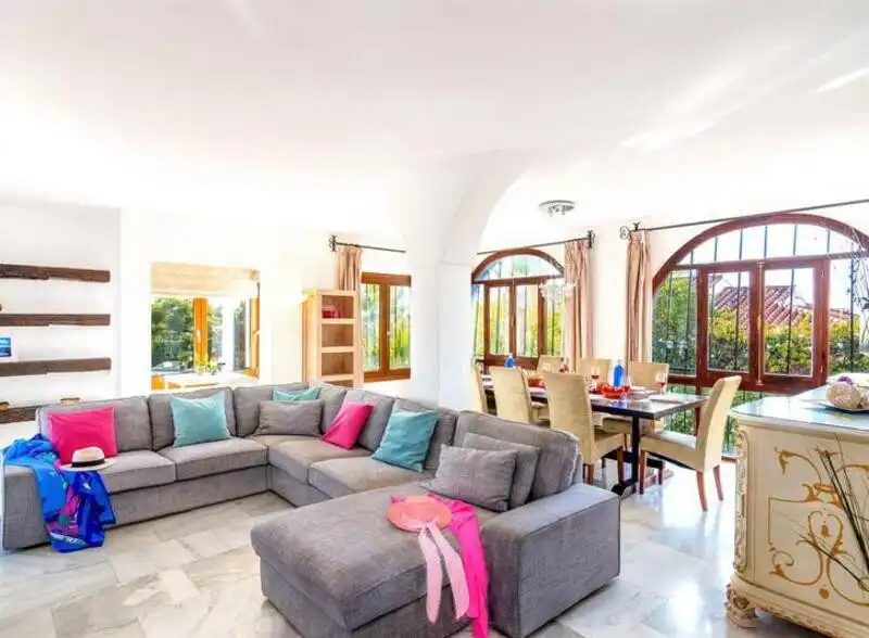 Sala d'estar de Casa o xalet de lloguer en Marbella amb Aire condicionat, Calefacció i Jardí privat
