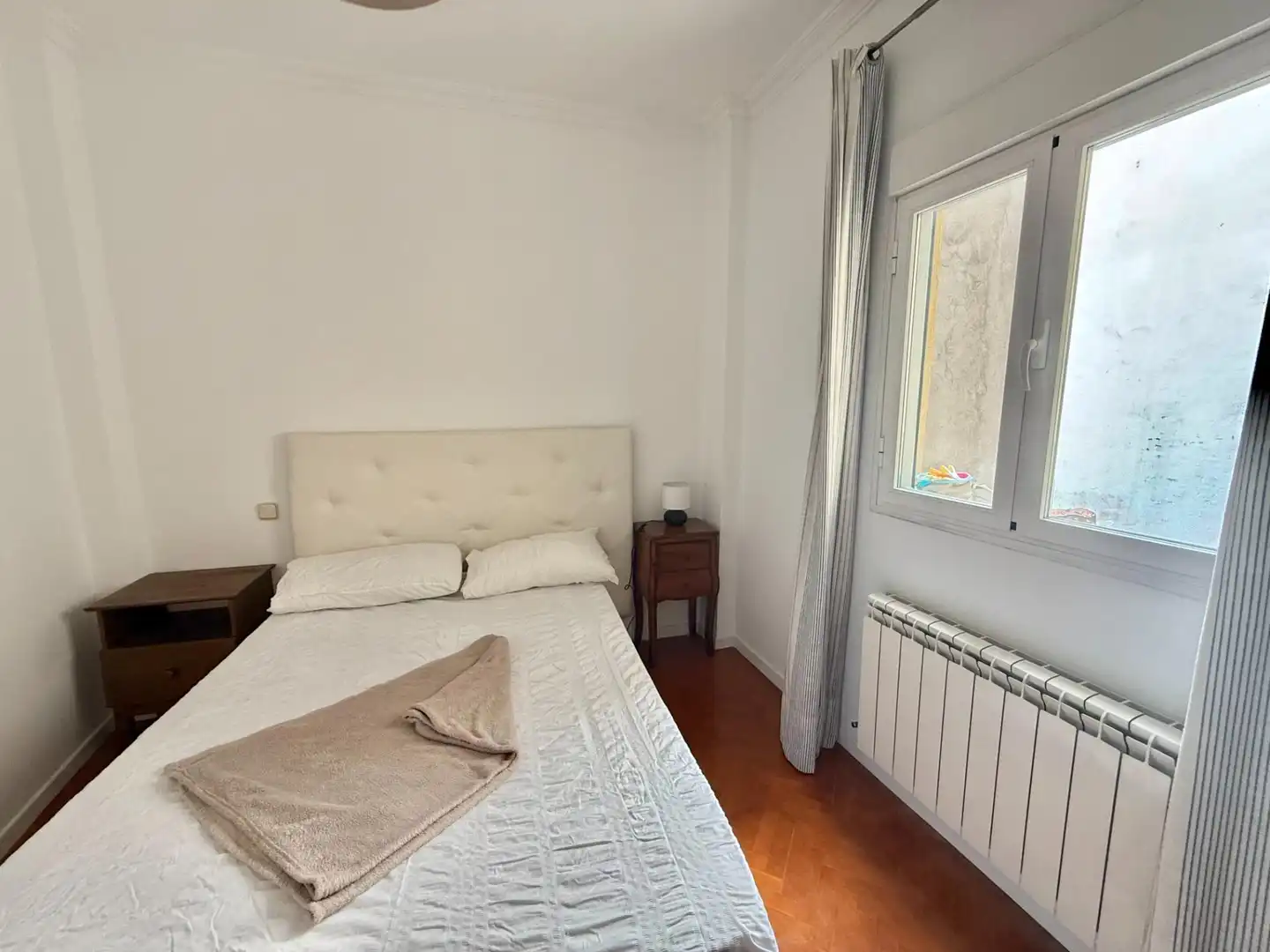 Schlafzimmer von Wohnung zur Miete in Madrid mit Heizung, Möbliert und Balkon