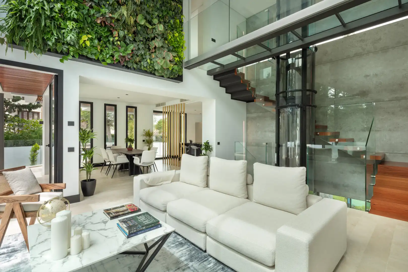 Sala d'estar de Casa o xalet en venda en Marbella amb Aire condicionat, Jardí privat i Terrassa