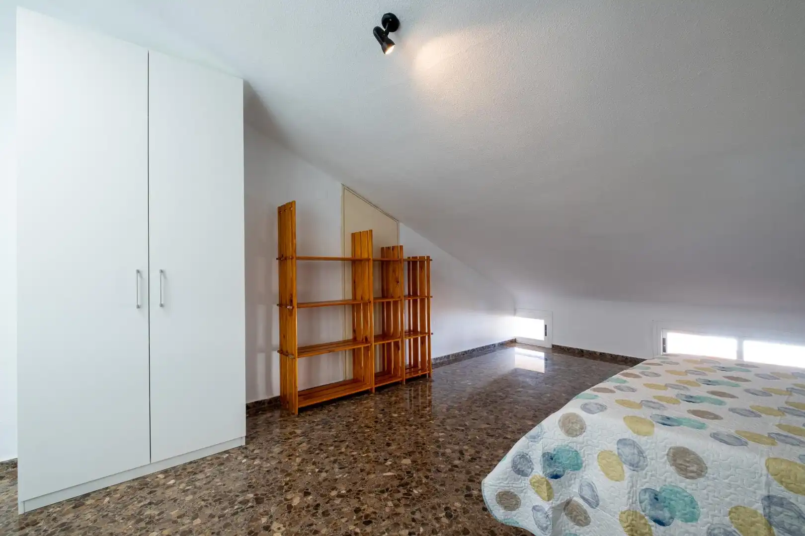 Schlafzimmer von Dachboden zur Miete in Moncada mit Privatgarten, Terrasse und Balkon