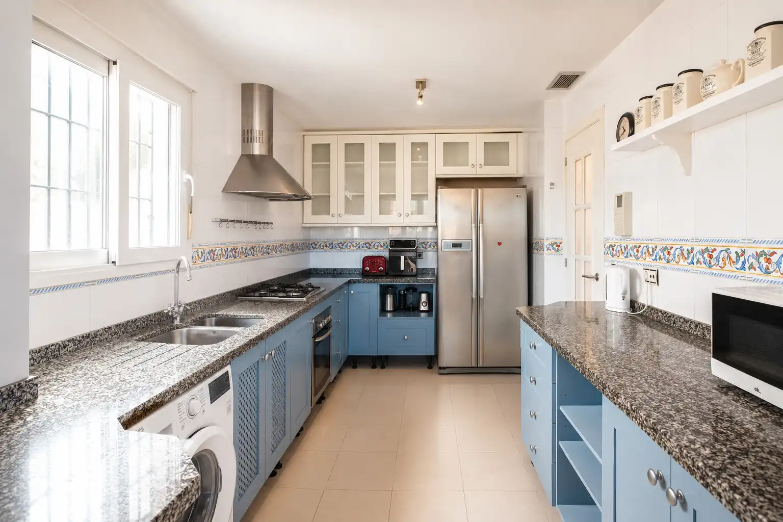 Kitchen of Houses for sale in Espartinas  with Air Conditioner, Private garden and Oven