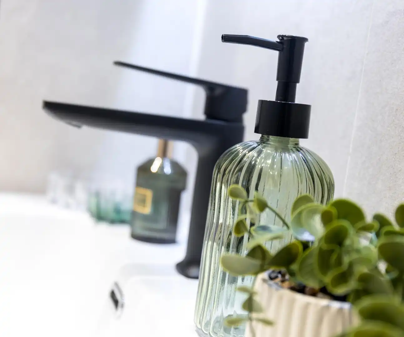 Bathroom of Apartments for sale in Granada  with Air Conditioner, Heating and Furnished