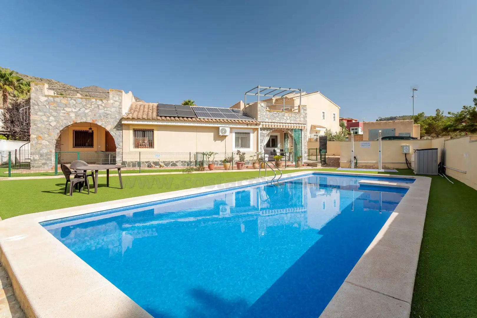 Piscina de Casa adosada en venda en Aigües amb Aire condicionat, Terrassa i Traster