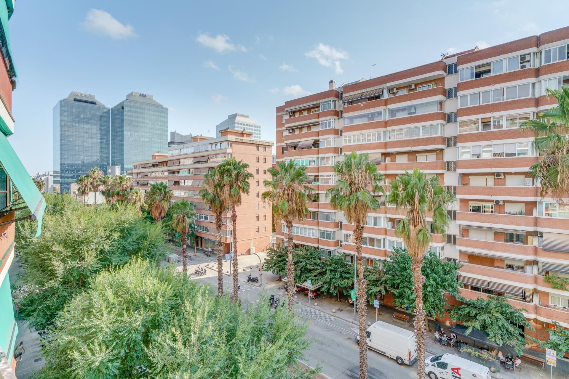 Vista exterior de Pis en venda en  Barcelona Capital amb Calefacció, Parquet i Balcó
