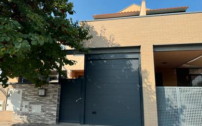 Vista exterior de Casa o xalet en venda en Ontígola amb Aire condicionat, Terrassa i Piscina