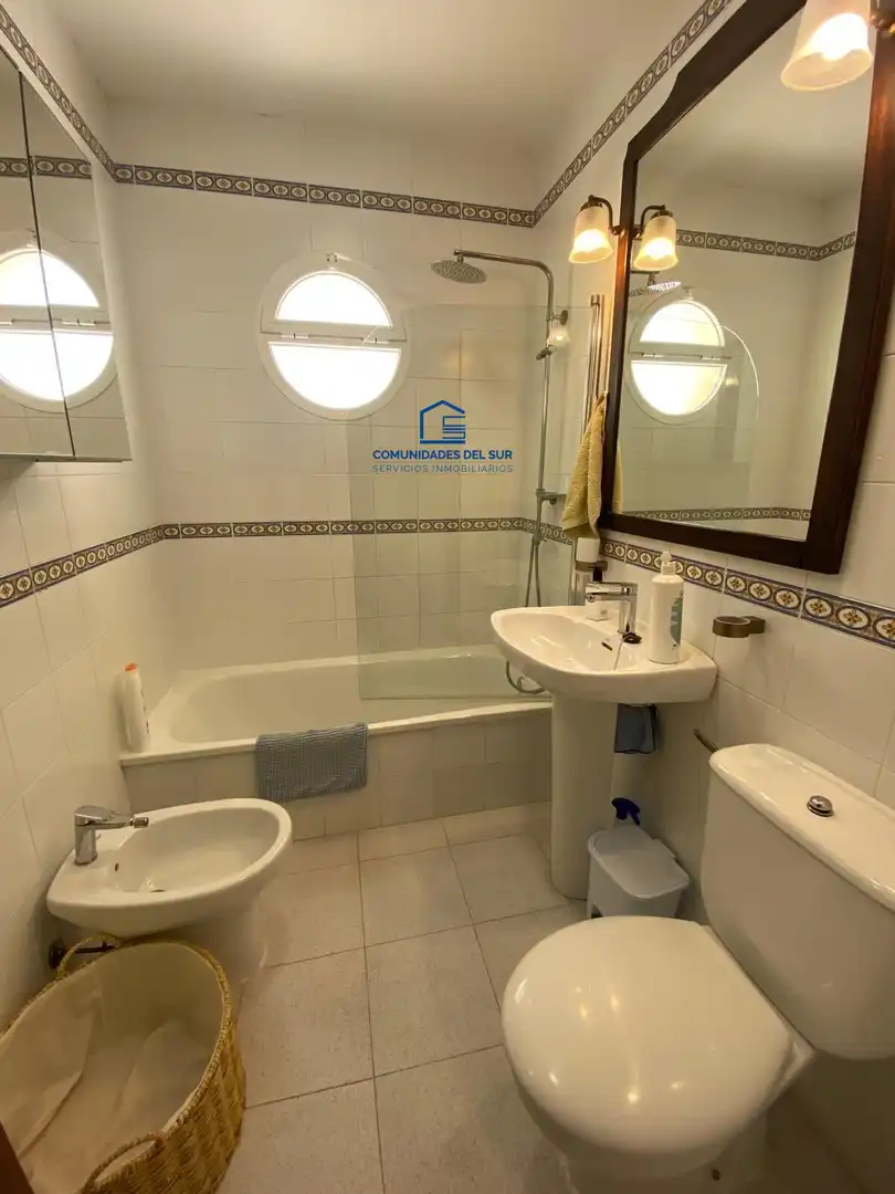 Bany de Apartament de lloguer en Cádiz amb Aire condicionat, Calefacció i Moblat