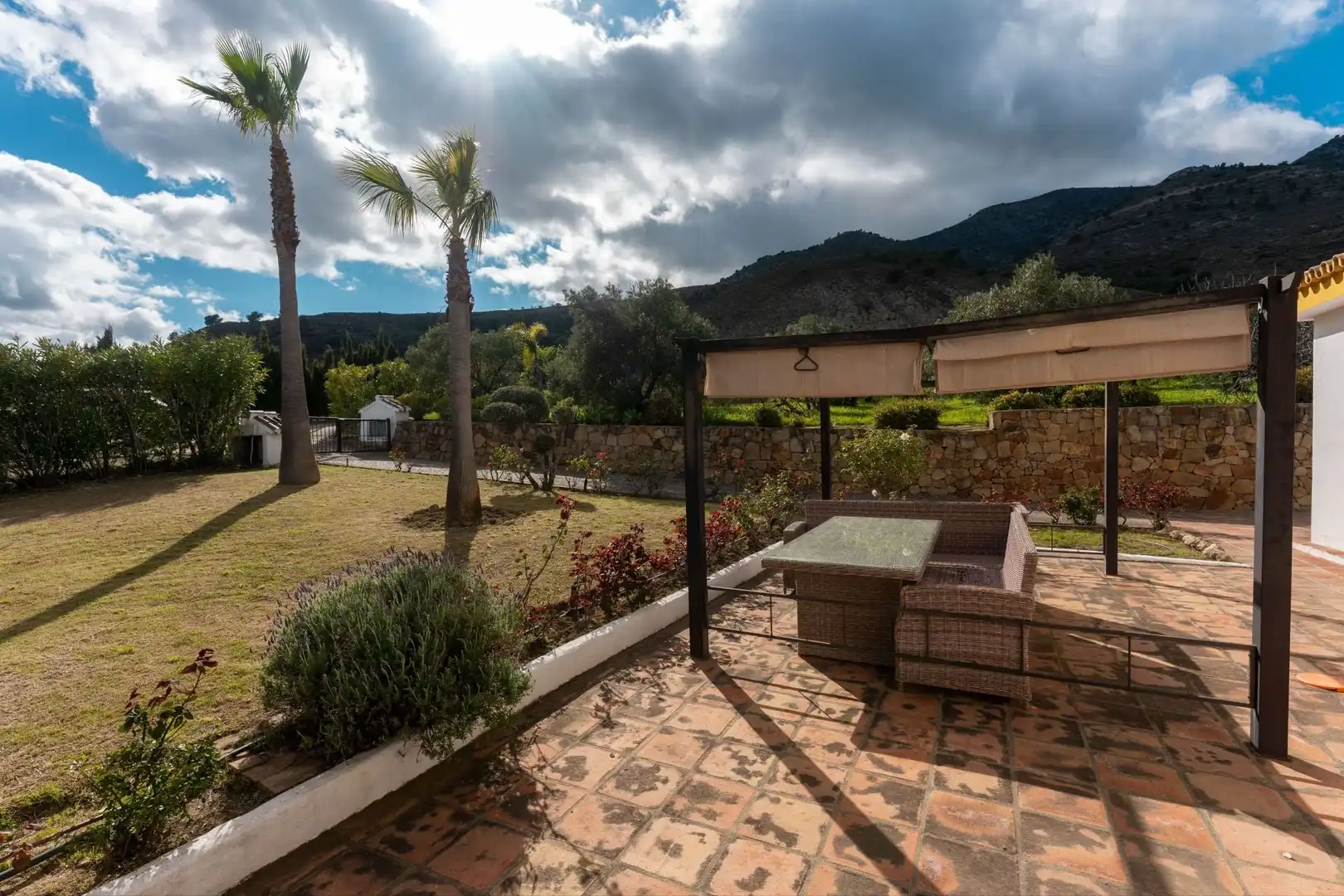 Jardí de Finca rústica en venda en Casarabonela amb Calefacció i Piscina