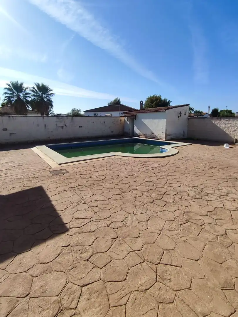 Chalet con piscina en venta en La Carlota, imagen 5