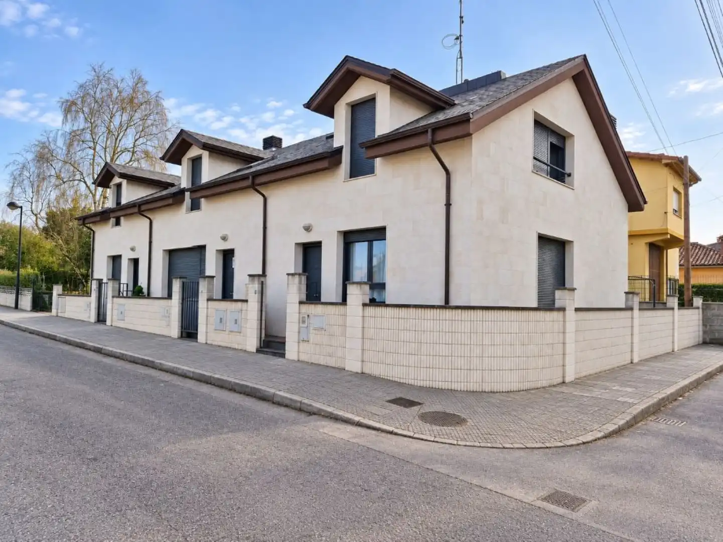 Vista exterior de Casa o chalet en venta en Torrelavega  con Calefacción, Jardín privado y Parquet