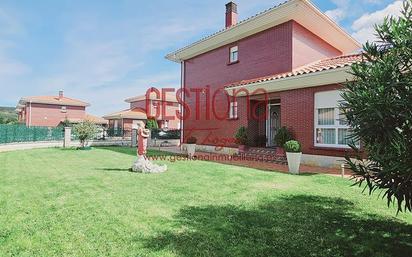 Vista exterior de Casa adosada en venda en Hazas de Cesto amb Terrassa