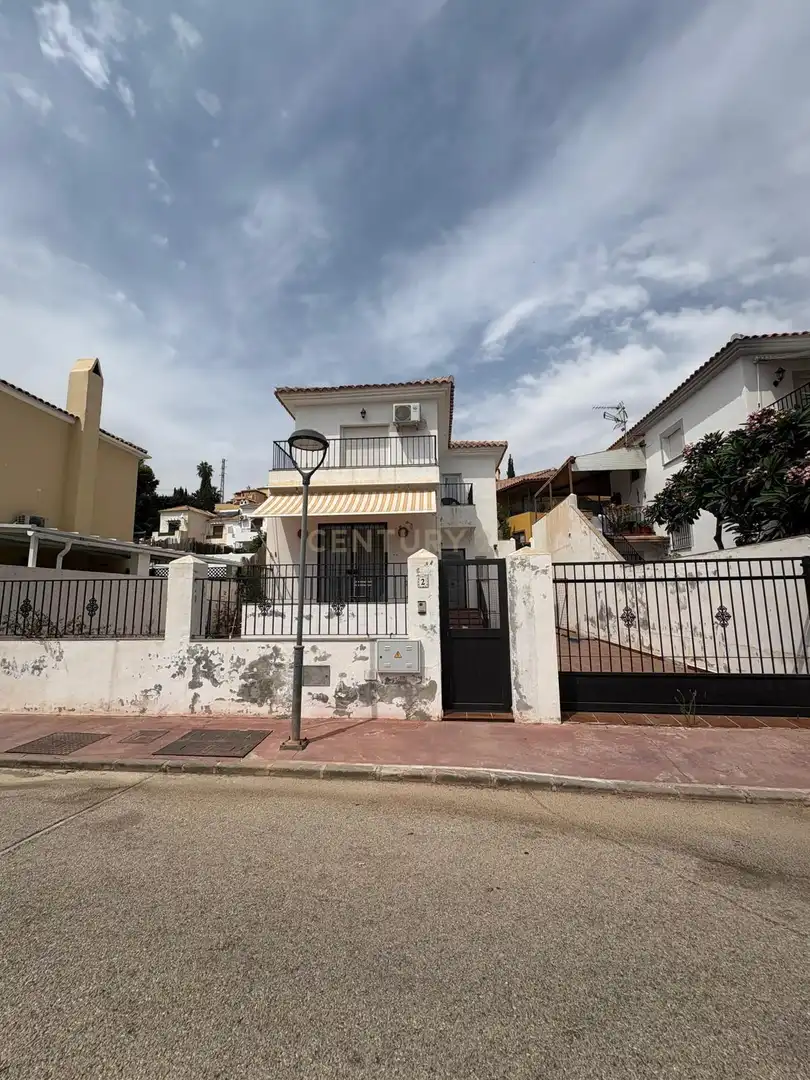 Vista exterior de Casa o xalet en venda en Torrox amb Piscina comunitària