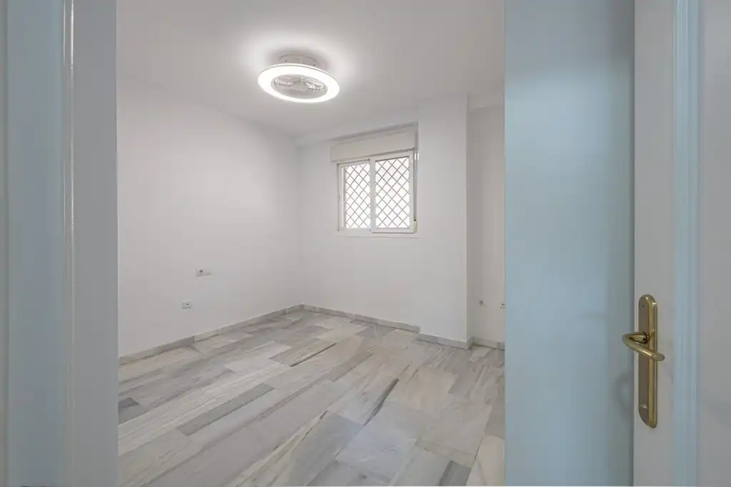 Erdgeschoss zum Verkauf in Benalmádena mit Klimaanlage, Terrasse und Gemeinschaftspool