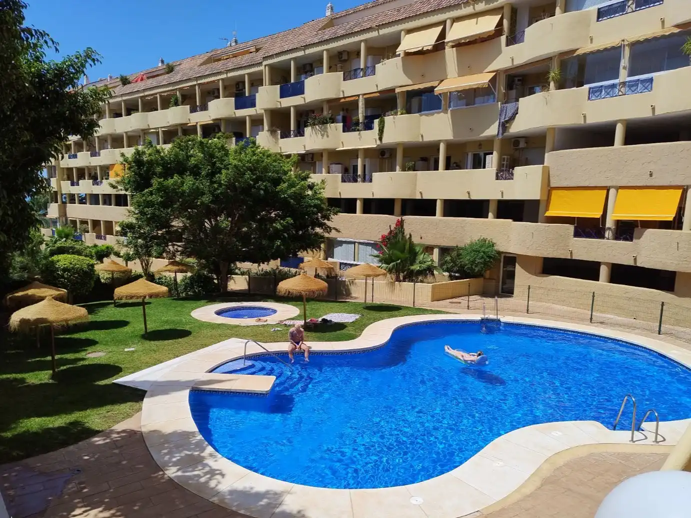 Piscina de Oficina en venta en Fuengirola con Aire acondicionado, Calefacción y Terraza
