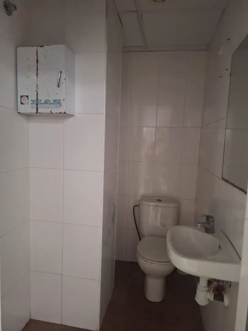 Bany de Local de lloguer en Valencia amb Aire condicionat