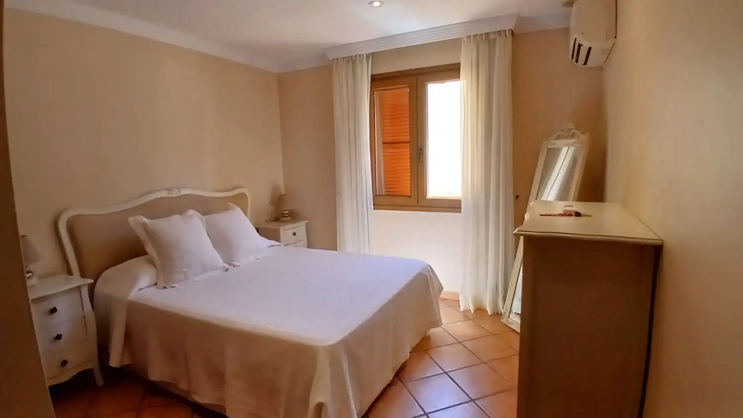 Dormitori de Apartament de lloguer en Casares amb Aire condicionat, Calefacció i Terrassa