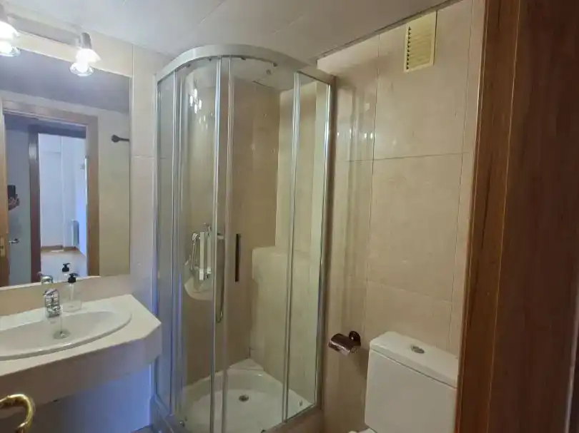 Bany de Pis en venda en  Madrid Capital amb Aire condicionat i Piscina