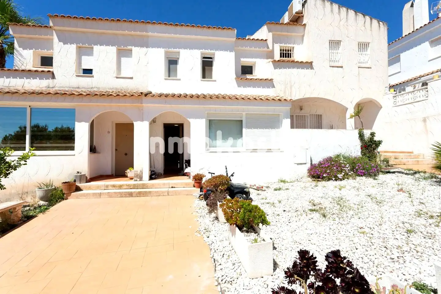 Außenansicht von Einfamilien-Reihenhaus zum Verkauf in La Nucia mit Klimaanlage, Privatgarten und Terrasse