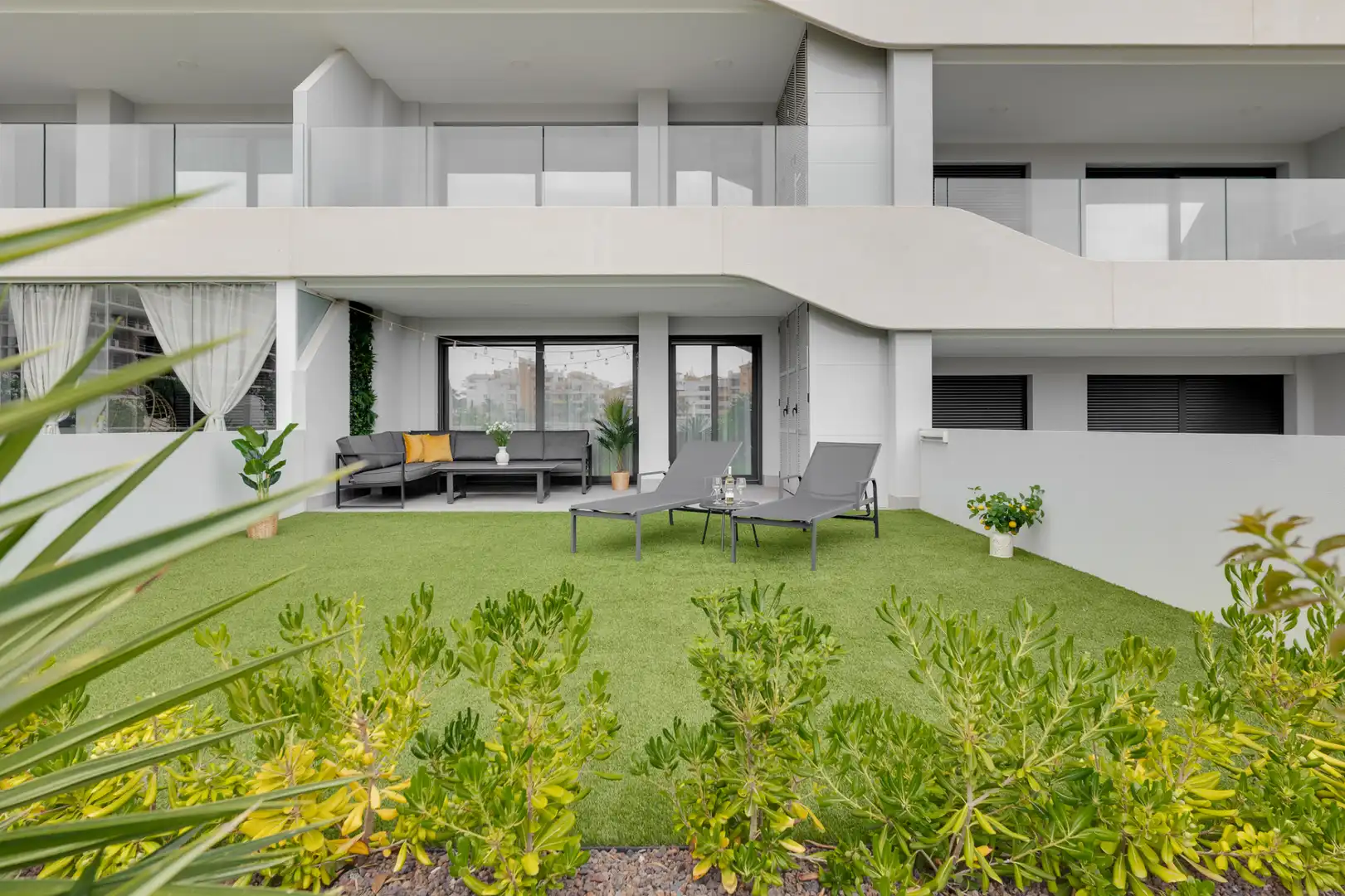 Terraza de Apartamento de alquiler en Torrevieja con Aire acondicionado, Jardín privado y Amueblado