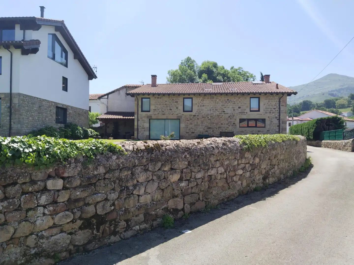Vista exterior de Casa o xalet de lloguer en Molledo amb Calefacció, Jardí privat i Terrassa