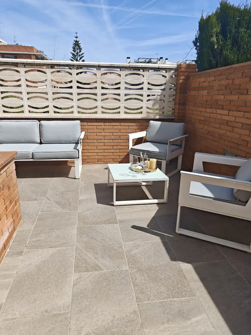 Terrasse von Einfamilien-Reihenhaus zum Verkauf in Cubelles mit Klimaanlage, Heizung und Privatgarten