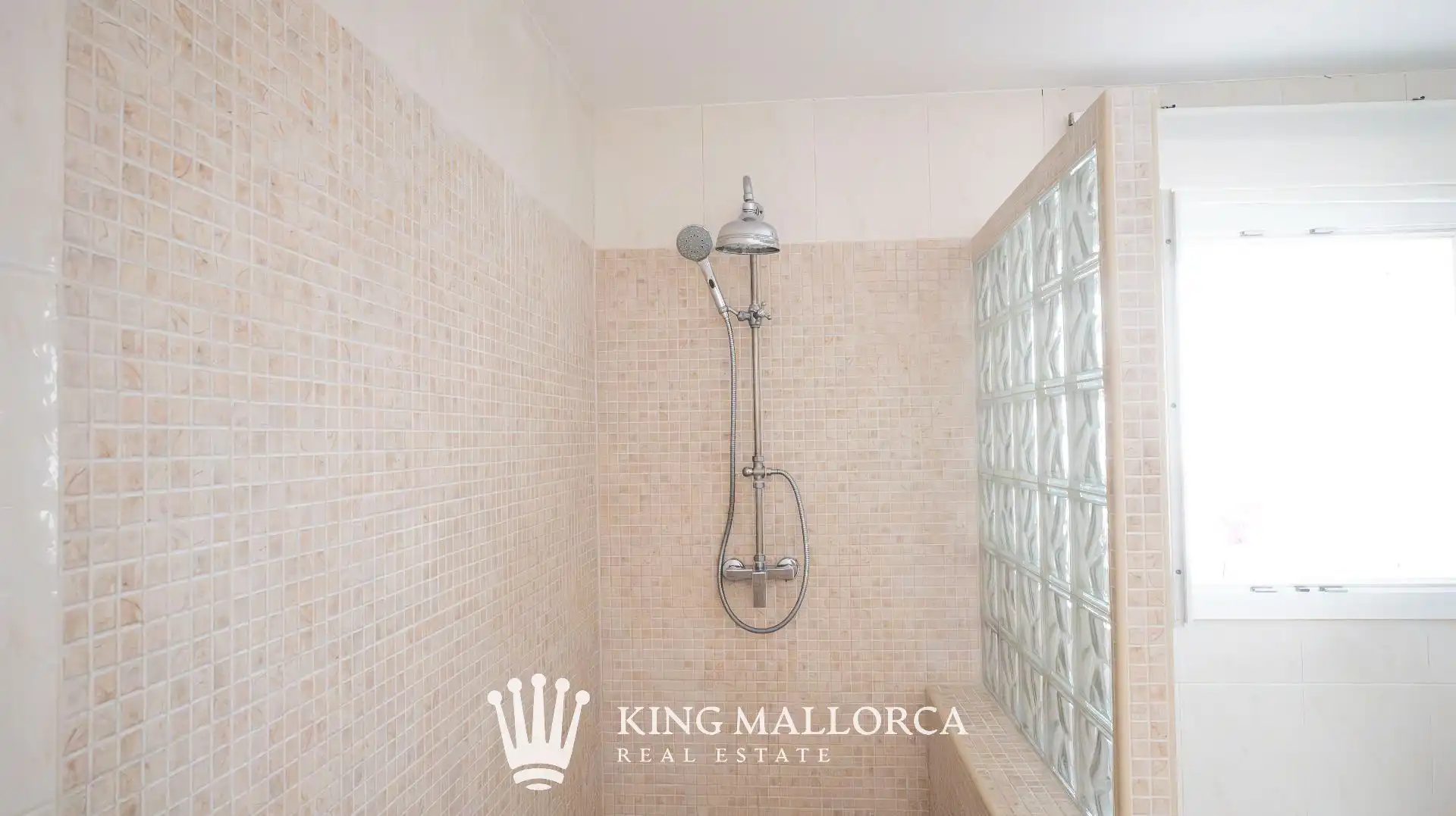 Badezimmer von Einfamilien-Reihenhaus zum Verkauf in Calvià mit Klimaanlage, Heizung und Privatgarten