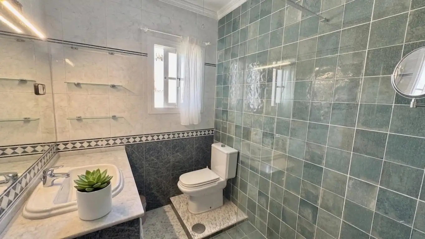 Baño de Casa o chalet en venta en Alhaurín de la Torre con Aire acondicionado, Calefacción y Jardín privado