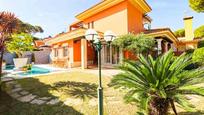 Vista exterior de Casa o xalet en venda en Chiclana de la Frontera amb Aire condicionat, Calefacció i Jardí privat