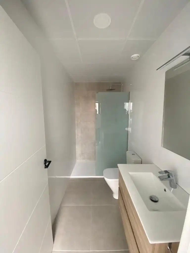 Bany de Casa o xalet en venda en Los Alcázares amb Aire condicionat, Jardí privat i Terrassa