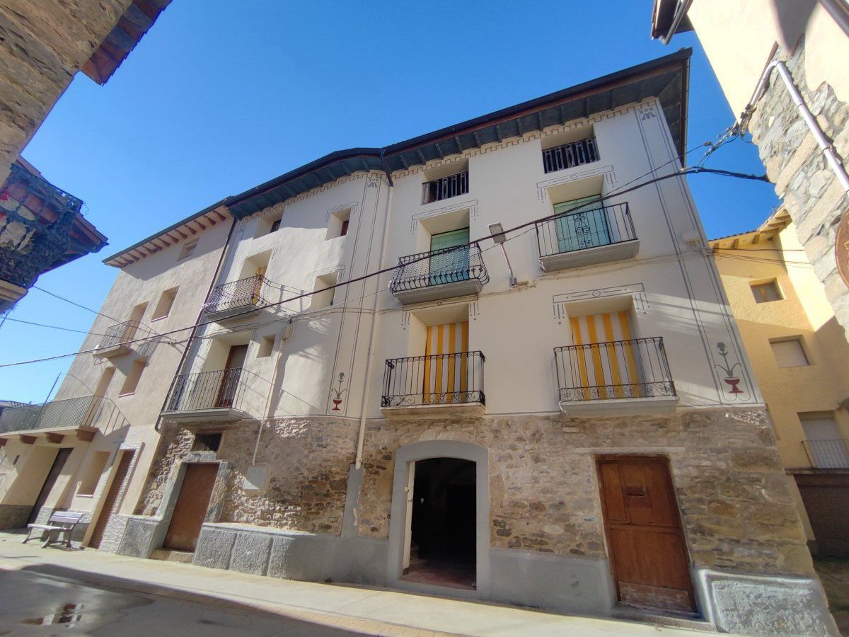 Vista exterior de Casa o xalet en venda en Graus amb Jardí privat i Terrassa