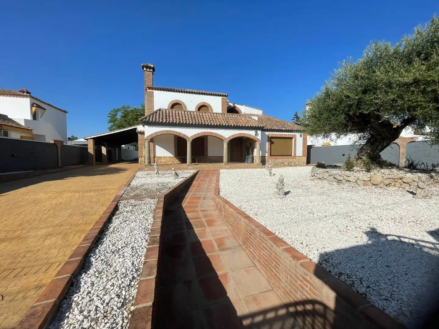 Vista exterior de Casa o xalet en venda en Arcos de la Frontera amb Aire condicionat, Jardí privat i Terrassa