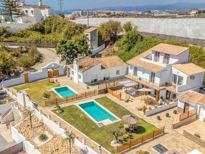 Vista exterior de Casa o xalet en venda en Vélez-Málaga amb Aire condicionat, Jardí privat i Terrassa