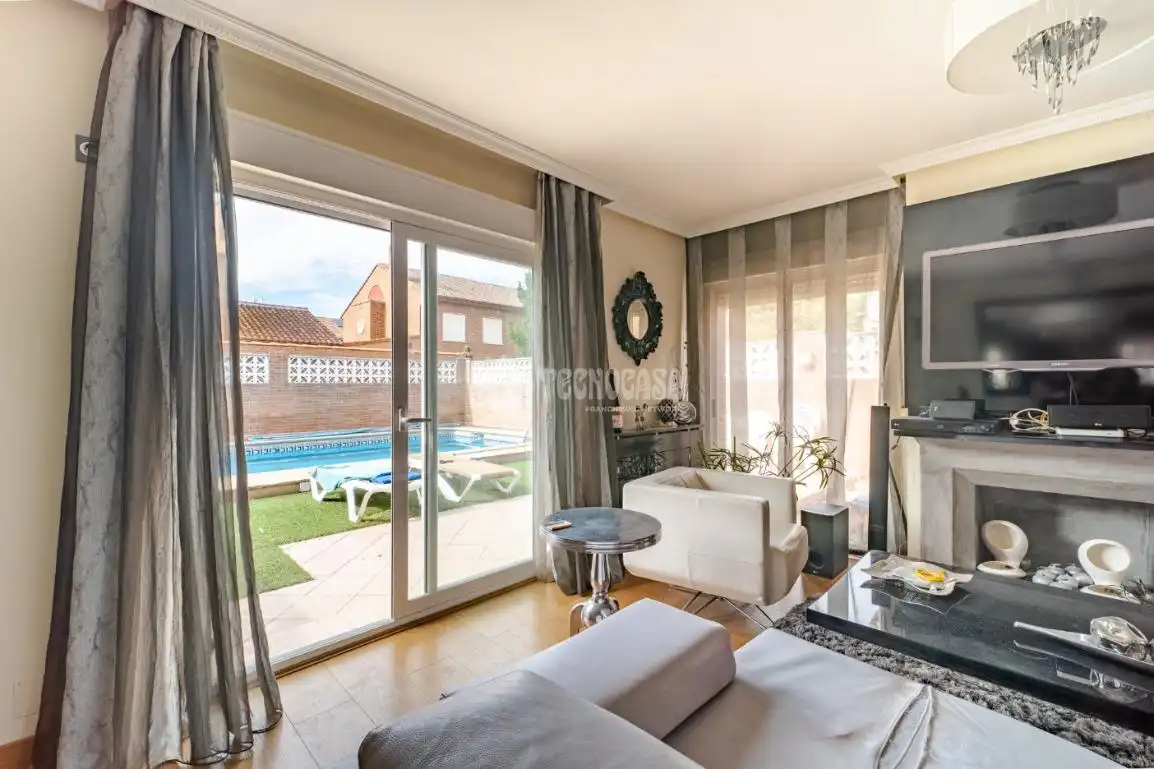 Sala de estar de Casa adosada en venta en Arganda del Rey con Aire acondicionado y Calefacción