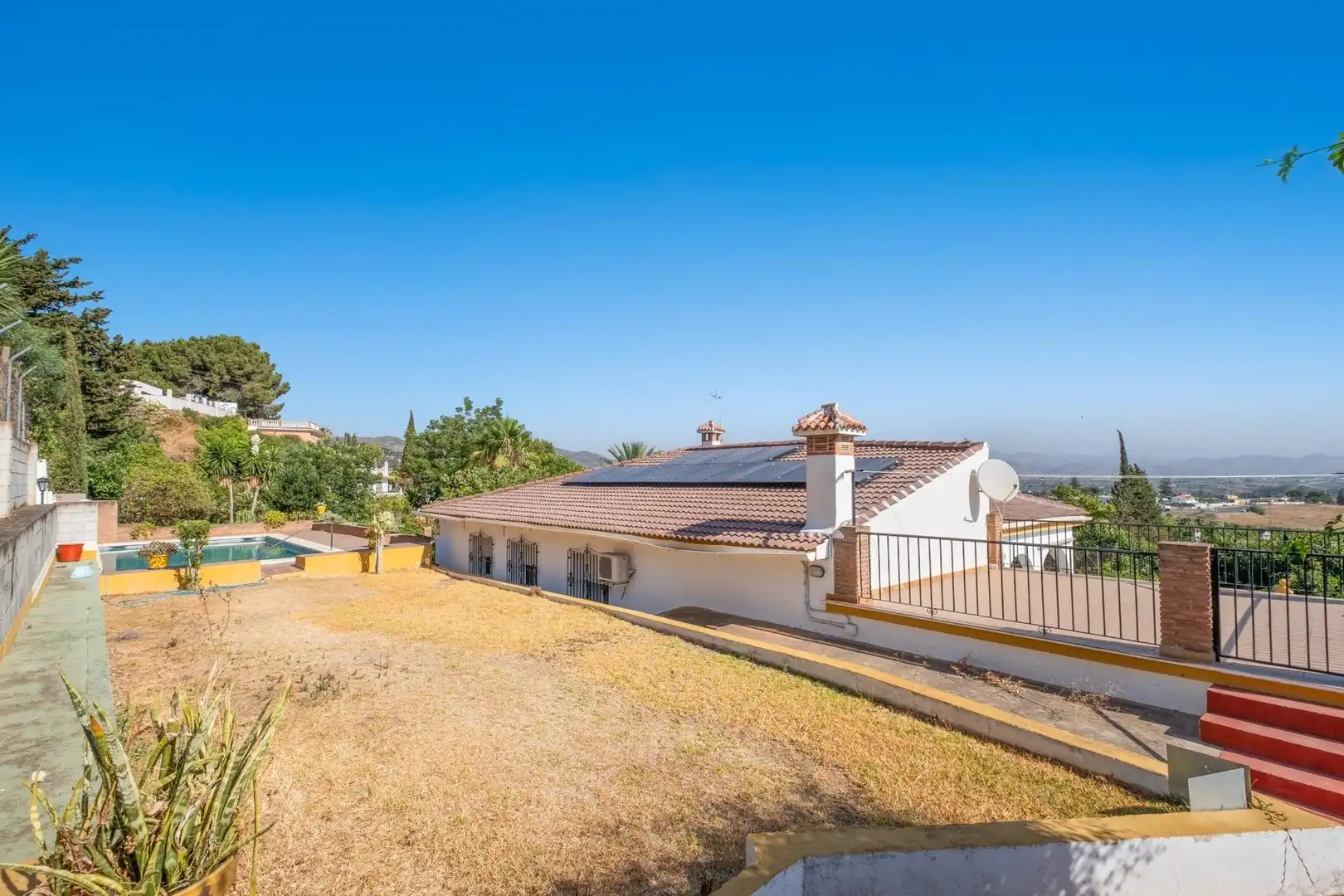 Vista exterior de Casa o xalet en venda en Alhaurín de la Torre amb Aire condicionat, Calefacció i Jardí privat