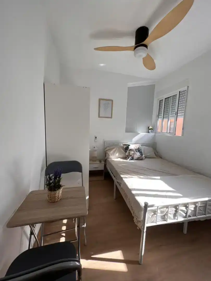 Bedroom of Flat for share in Mislata  with Parquet flooring, Furnished and Oven
