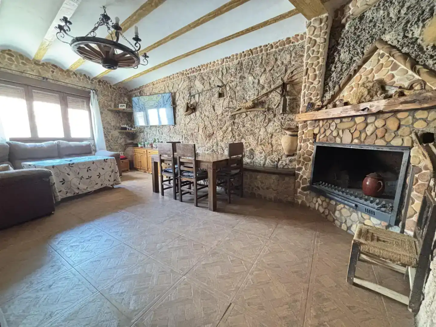 Menjador de Casa adosada en venda en Robledo amb Parquet, Traster i Moblat