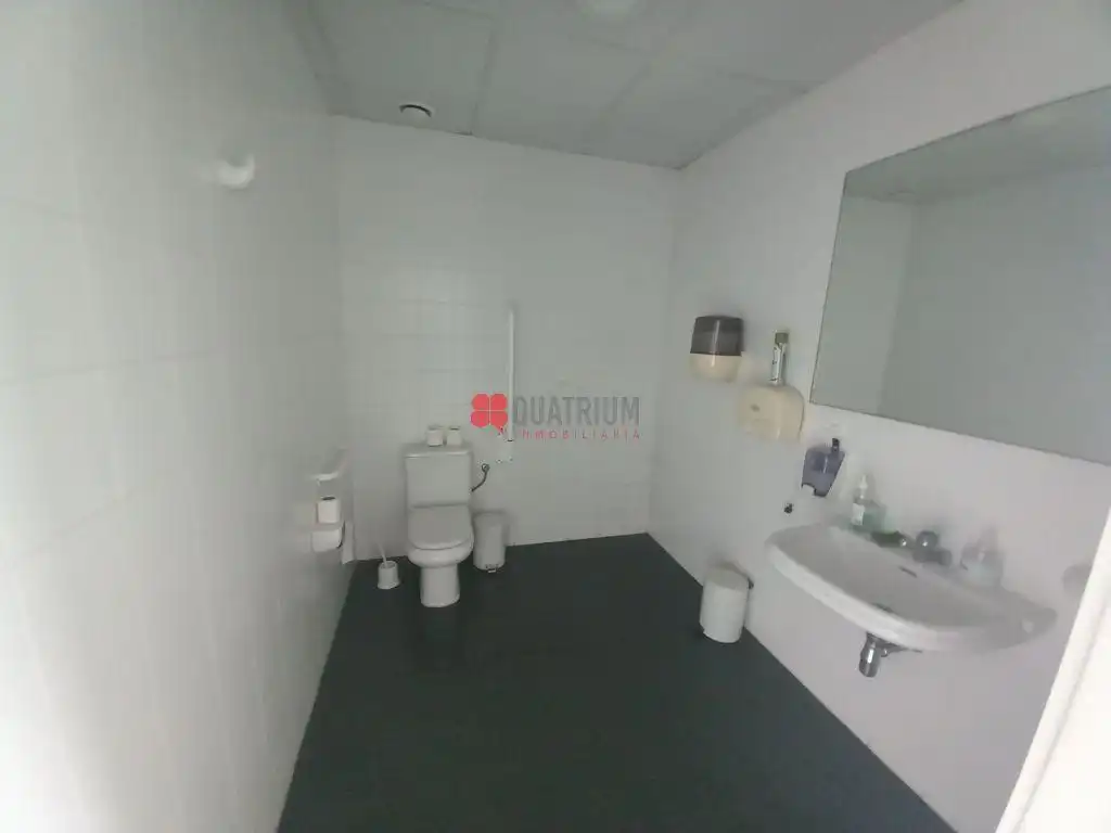 Badezimmer von Geschaftsraum zum Verkauf in Santiago de Compostela  mit Klimaanlage