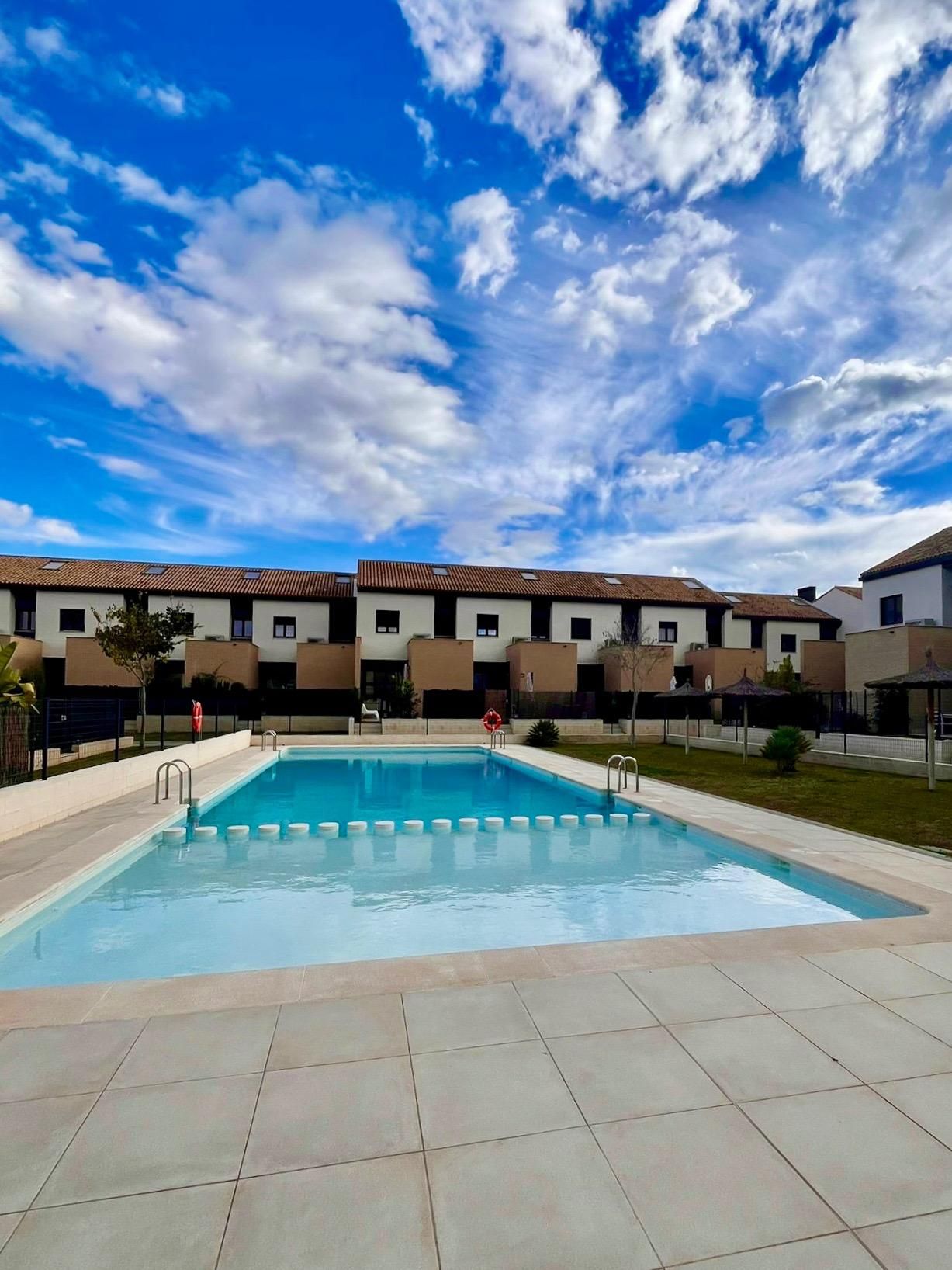 Single-family semi-detached to rent in Calle JARACO, Entrepinos