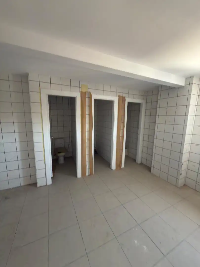 Badezimmer von Fabrikhallen zur Miete in Sentmenat