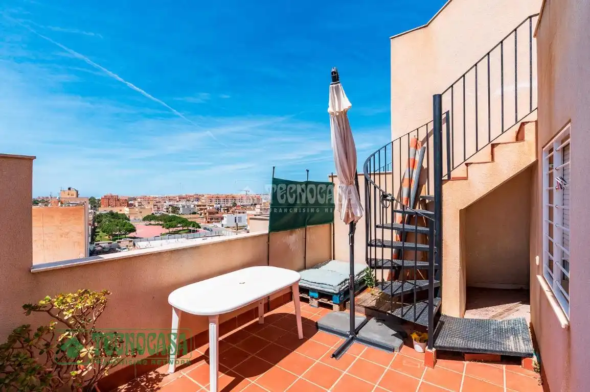 Terraza de Piso en venta en Roquetas de Mar con Aire acondicionado, Terraza y Amueblado