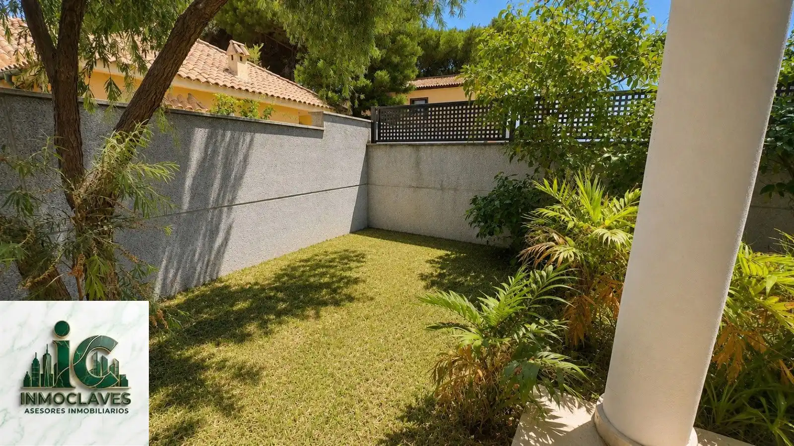 Garden of Detached homes for sale in Algeciras  with Air Conditioner, Heating and Private garden