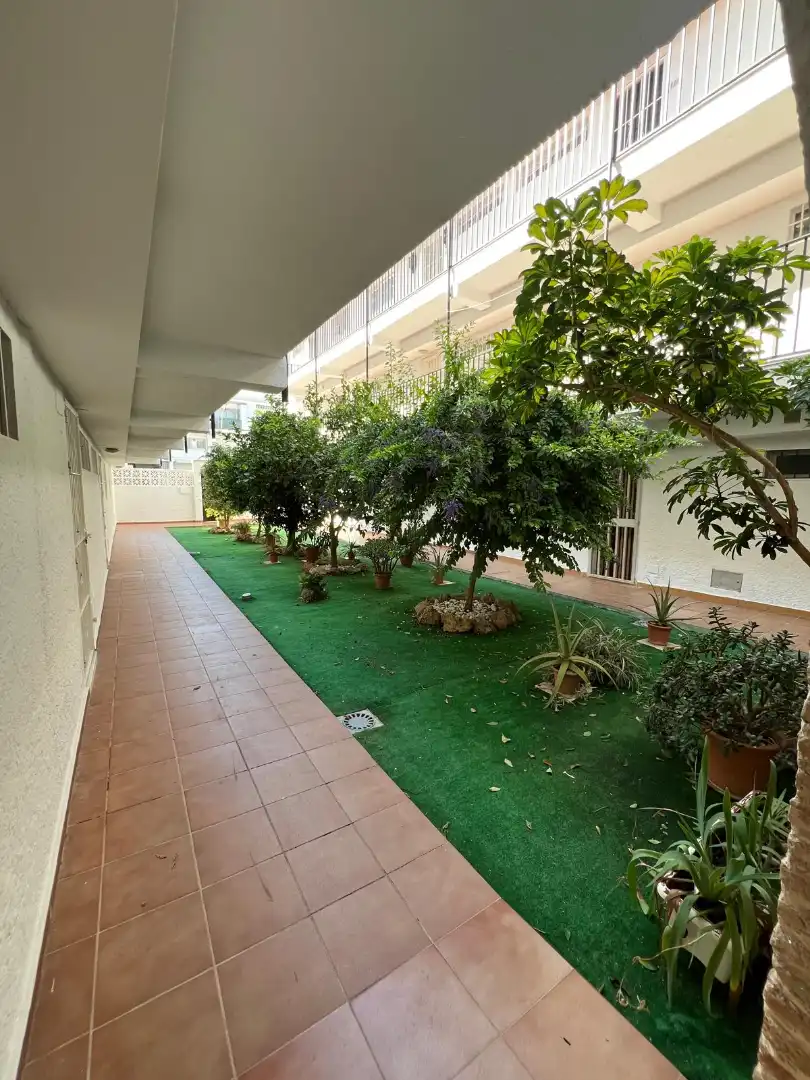 Terrasse von Wohnung zum Verkauf in Benalmádena mit Klimaanlage, Privatgarten und Terrasse