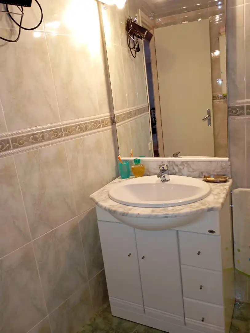 Badezimmer von Einfamilien-Reihenhaus zum Verkauf in Lécera mit Abstellraum, Möbliert und Ofen