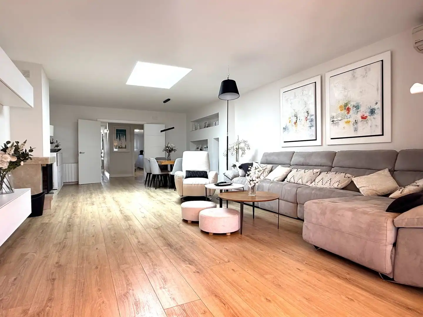 Sala d'estar de Casa o xalet en venda en Sant Boi de Llobregat amb Aire condicionat, Calefacció i Jardí privat